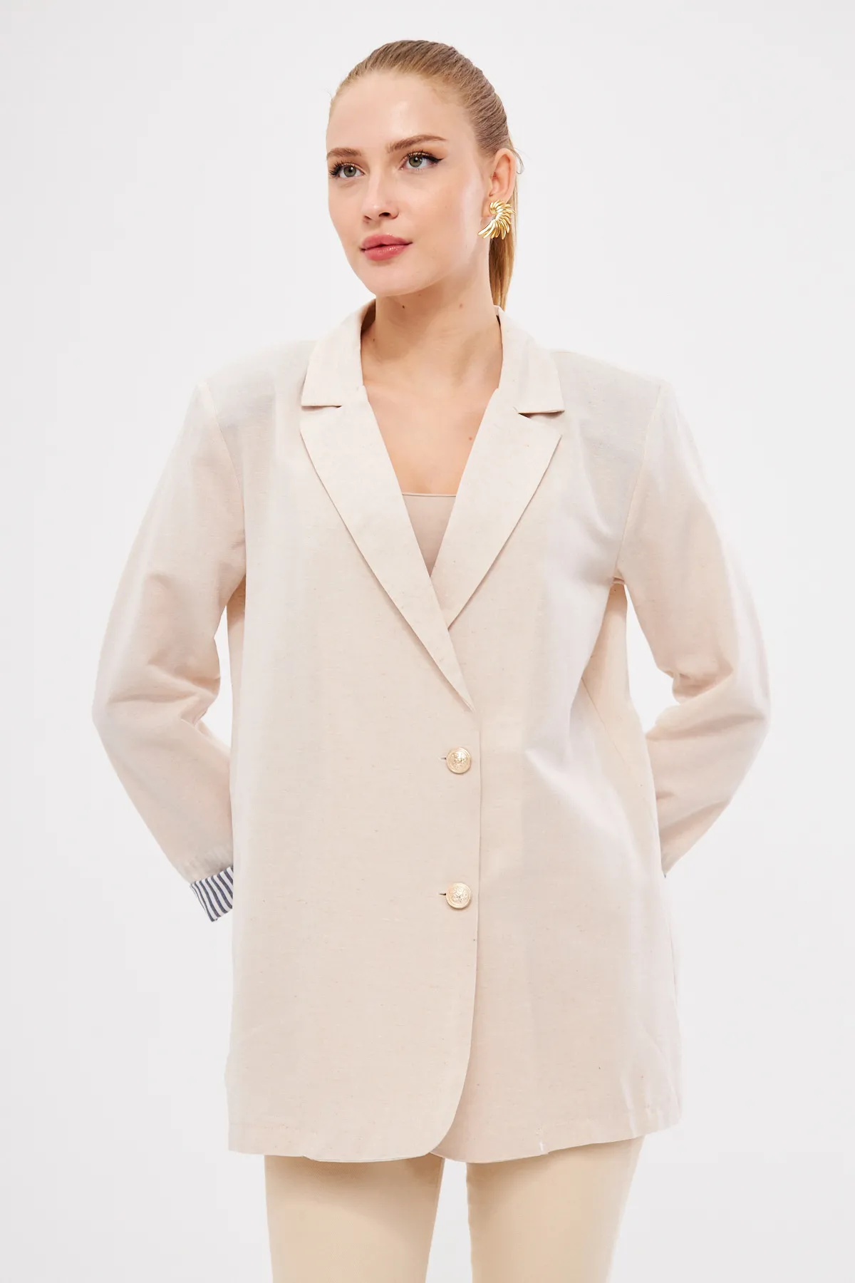 ARM-25K001015 Bej Kruvaze Yaka Kolu Katlama Detaylı Oversize Vatkalı Blazer Ceket