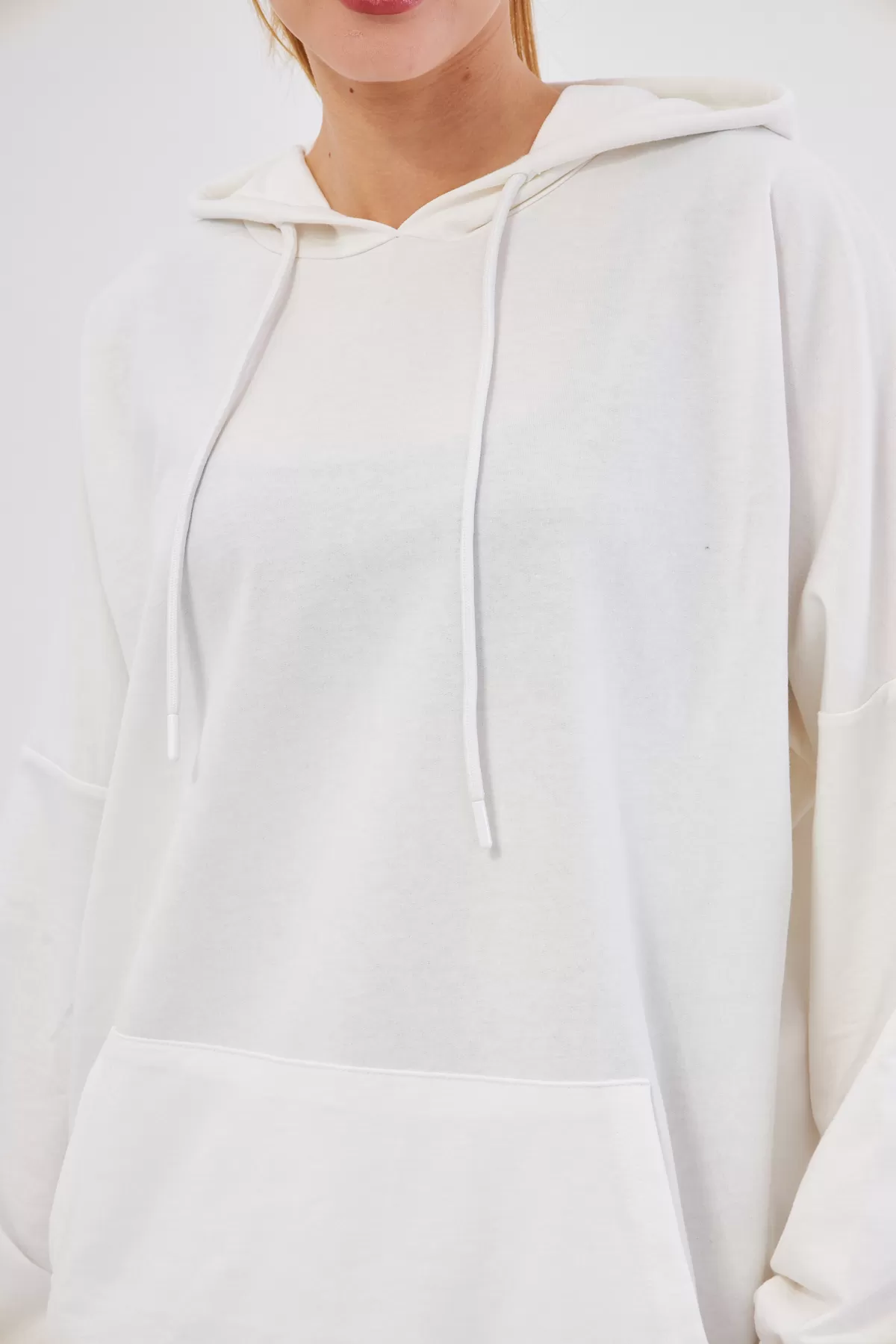 ARM-21K024027 Beyaz Kapişonlu Cepli Sweatshirt