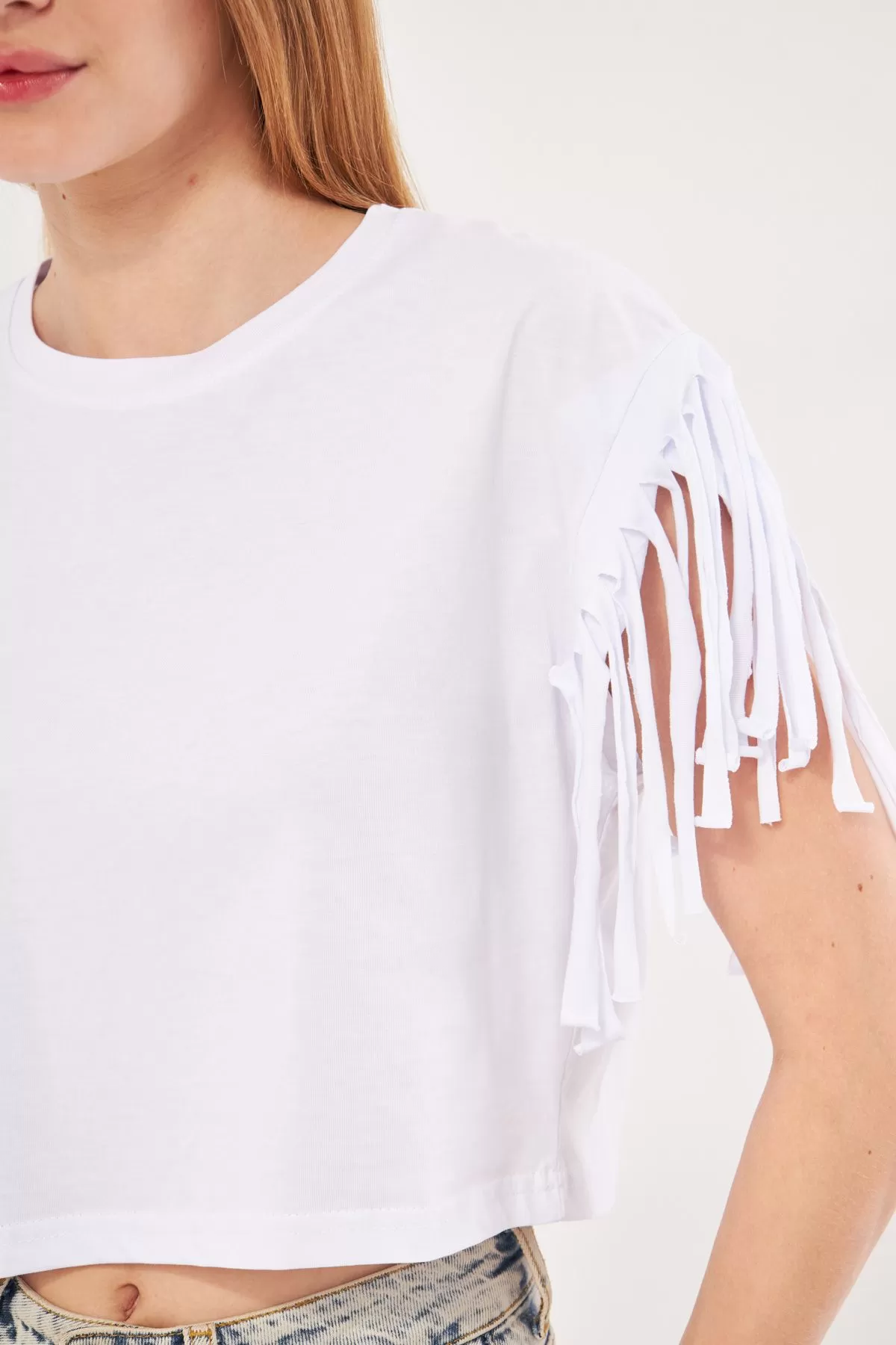 ARM-24Y024019 Beyaz Kolları Püsküllü Oversize Crop T-Shirt