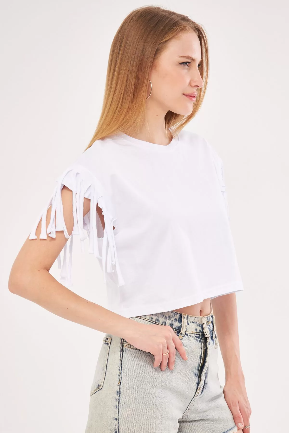 ARM-24Y024019 Beyaz Kolları Püsküllü Oversize Crop T-Shirt