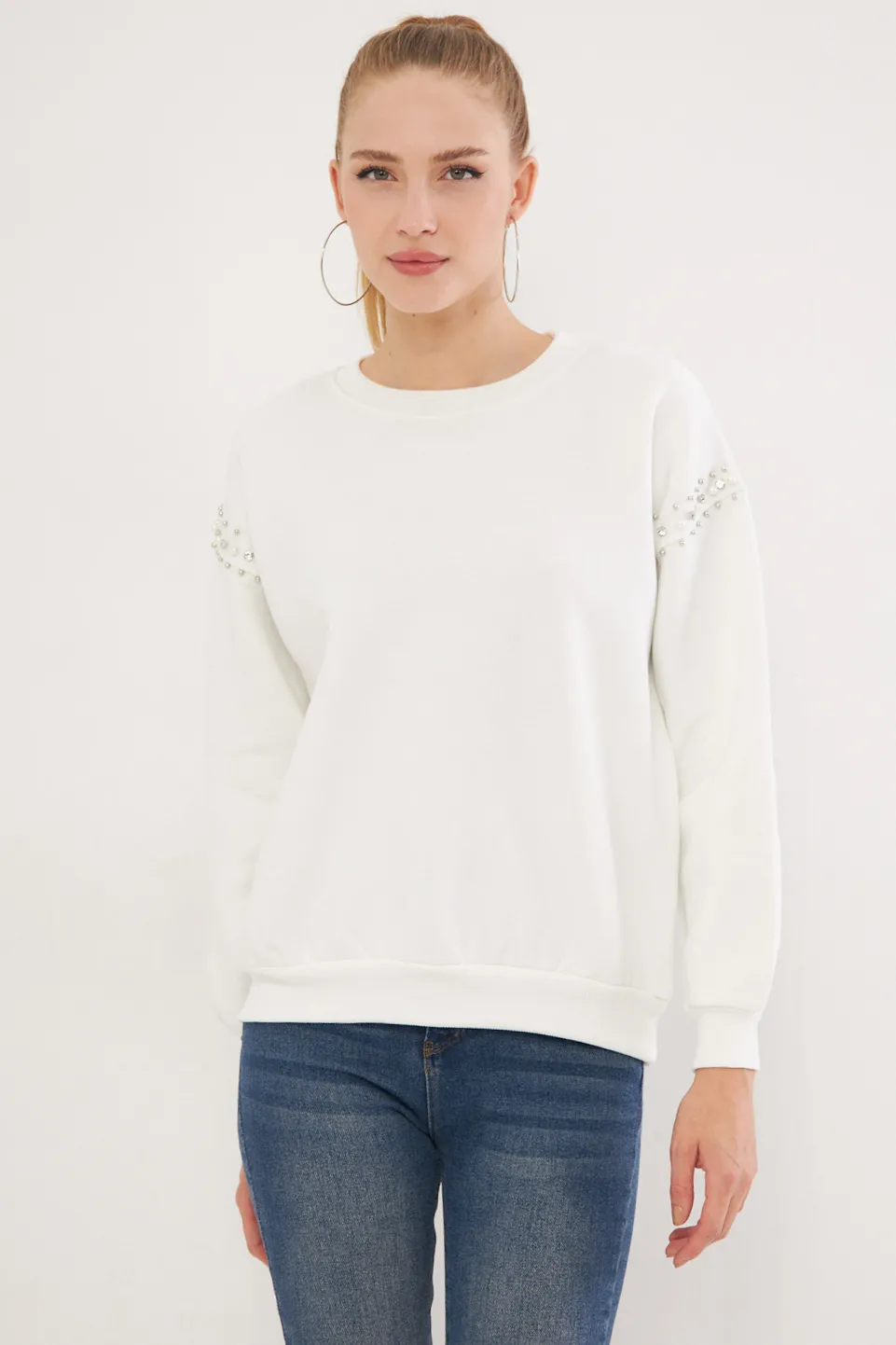 ARM-25K024001 Beyaz Sıfır Yaka İçi Şardonlu Kolları Taş Detaylı Sweatshirt