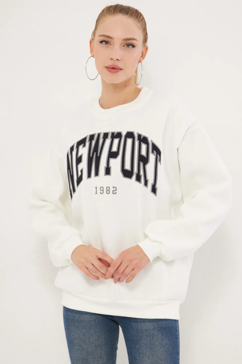 ARM-25K024002 Beyaz Sıfır Yaka İçi Şardonlu Aprikeli Nakışlı Oversize Sweatshirt