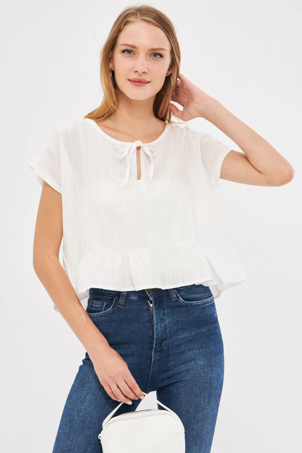 ARM-24Y001088 Beyaz Yarasa Kol Yakası Bağlamalı Eteği Fırfırlı Oversize Crop Bluz