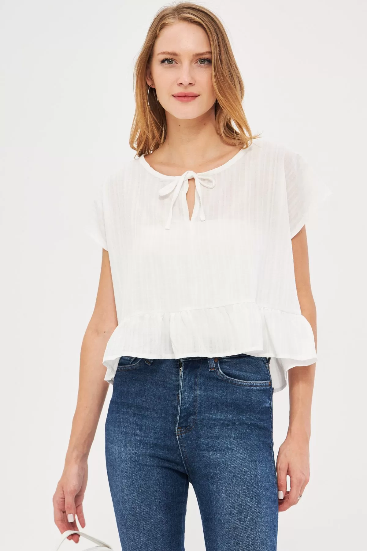 ARM-24Y001088 Beyaz Yarasa Kol Yakası Bağlamalı Eteği Fırfırlı Oversize Crop Bluz