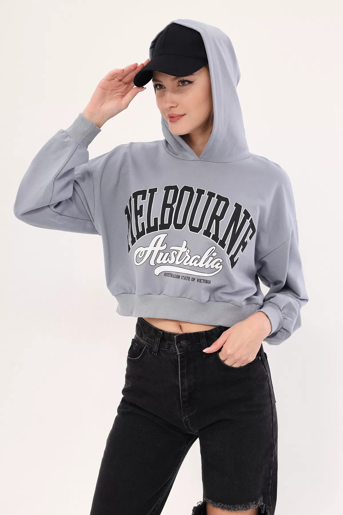 ARM-25K001028 Gri Önü Yazılı Kapüşonlu Crop Sweatshirt