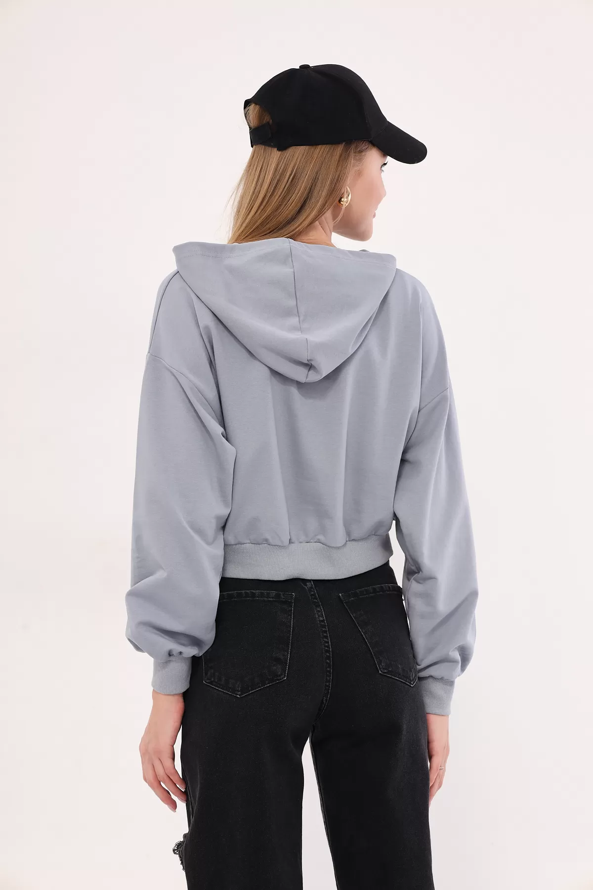 ARM-25K001028 Gri Önü Yazılı Kapüşonlu Crop Sweatshirt