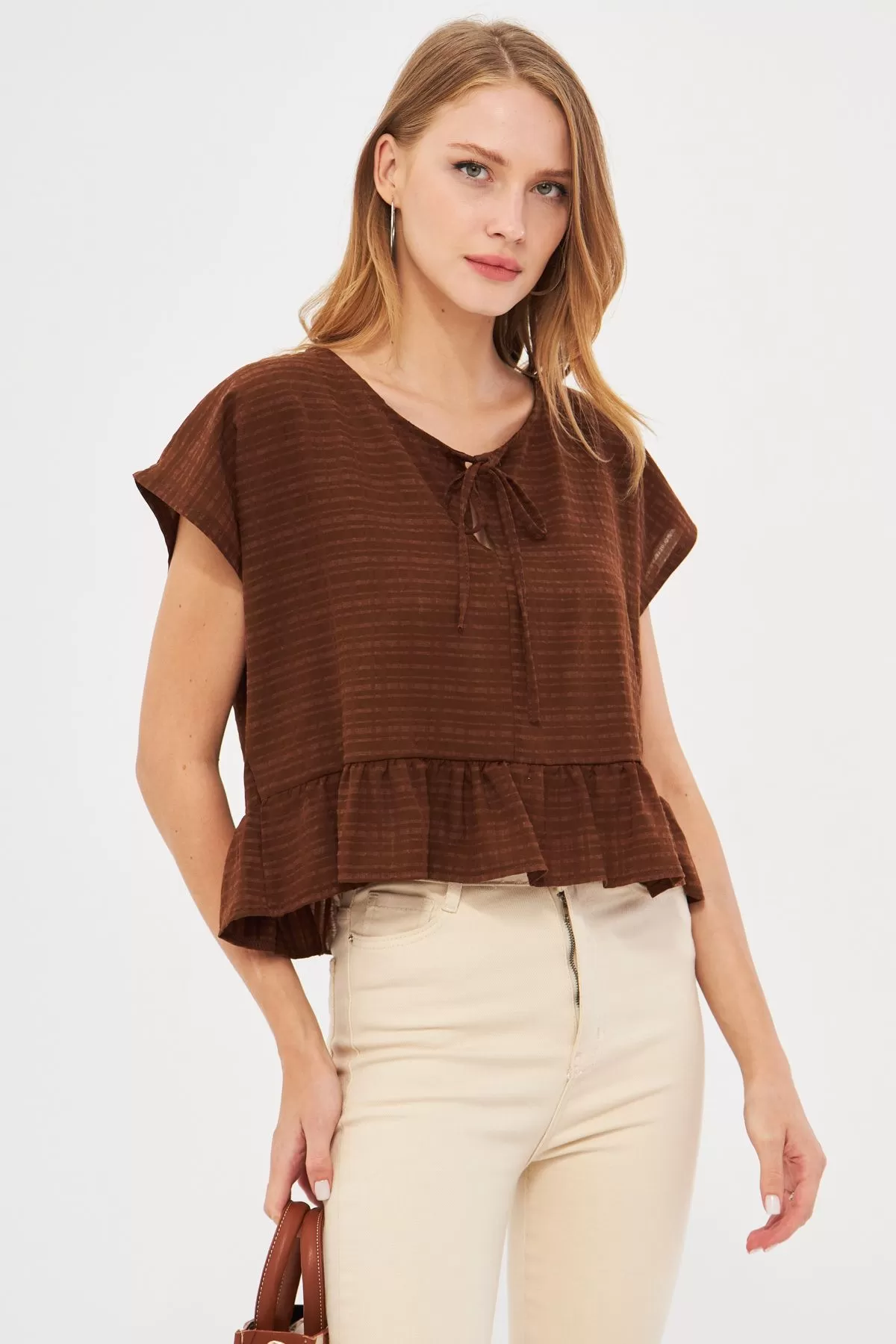 ARM-24Y001088 Kahve Yarasa Kol Yakası Bağlamalı Eteği Fırfırlı Oversize Crop Bluz