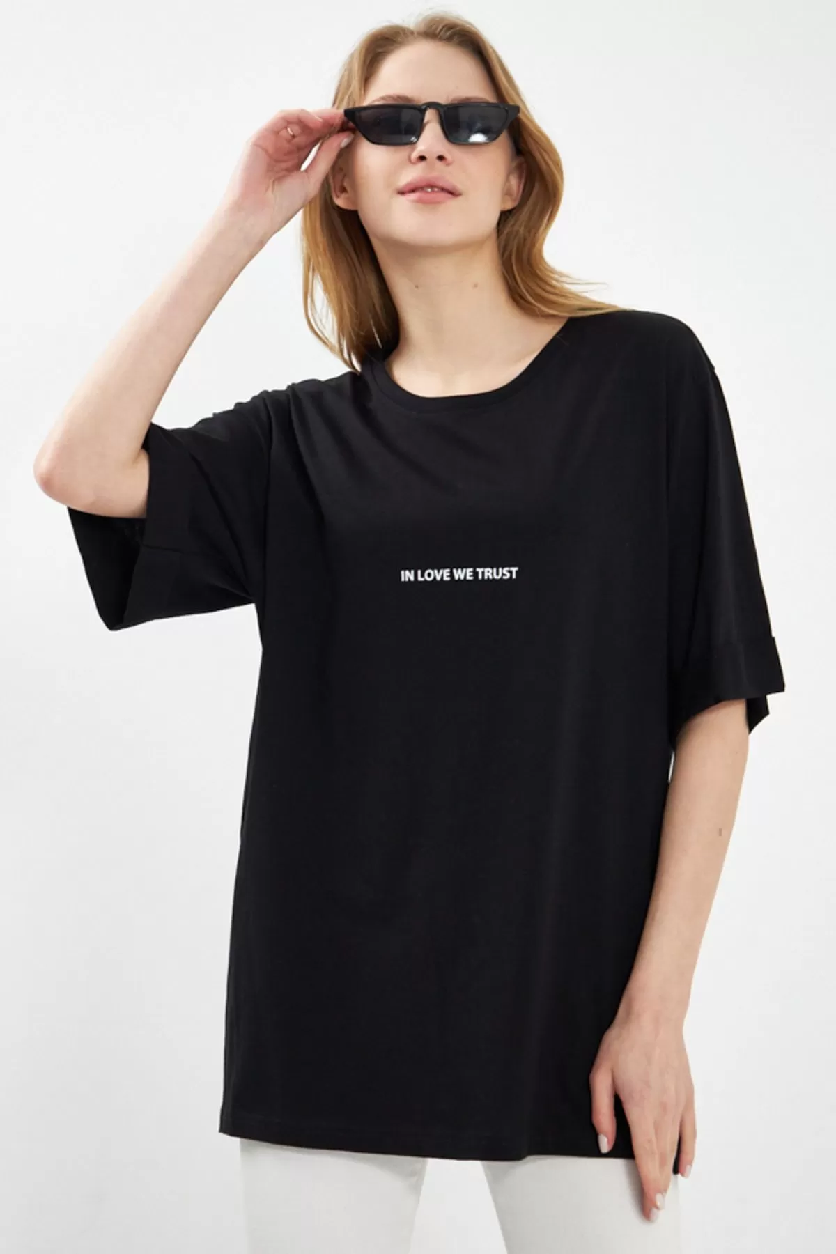 ARM-24Y024004 Siyah Yanları Yırtmaçlı Dublekol Önü Yazılı Oversize T-Shirt