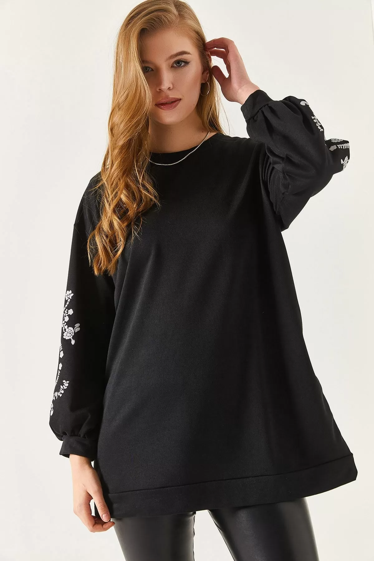 ARM-21K024033 Siyah Yuvarlak Yaka Kolu Kabartmalı Sweatshirt